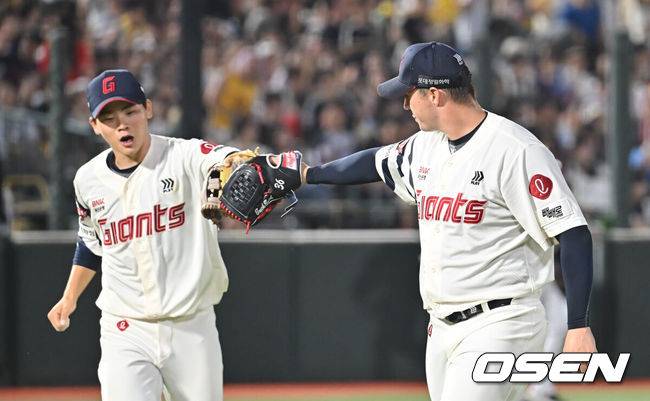 [OSEN=부산, 이석우 기자] 1일 부산 사직야구장에서 2025 신한 SOL 뱅크 KBO 리그 롯데 자이언츠와 LG 트윈스의 경기가 열렸다. 홈팀 롯데는 데이비슨이, 방문팀 LG는 에르난데스가 선발 출전했다.롯데 자이언츠 선발 투수 데이비슨이 6회초 1사 2,3루 LG 트윈스 구본혁을 2루수 직선타로 병살 처리하고 박찬형과 하이파이브를 하고 있다. 2025.07.01 / foto0307@osen.co.kr