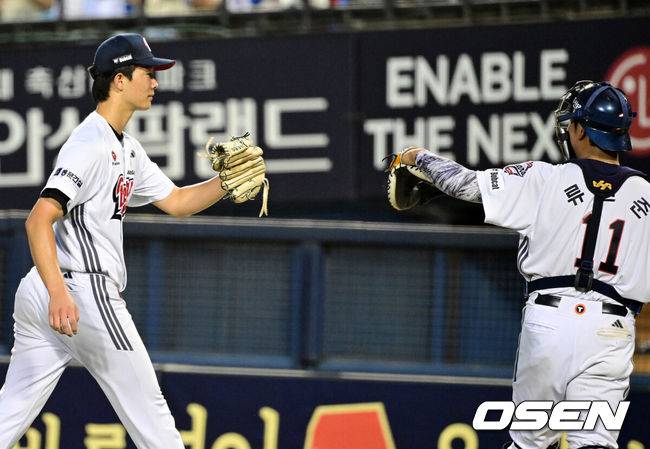 [OSEN=잠실, 지형준 기자] 1일 오후 서울 잠실구장에서 ‘2025 신한 SOL Bank KBO리그’ 두산 베어스와 삼성 라이온즈의 경기가 열렸다.두산은 최민석, 삼성은 아리엘 후라도가 선발로 나섰다.7회초 1사 1,3루에서 두산 최민석이 삼성 강민호를 병살 처리하며 기뻐하고 있다. 2025.07.01