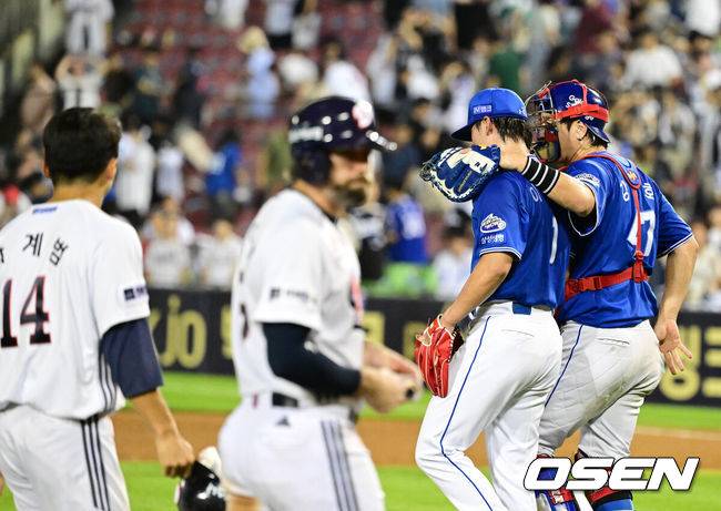 [OSEN=잠실, 지형준 기자] 삼성이 강민호, 후라도를 앞세워 이틀 전 꼴찌 키움 히어로즈에 당한 스윕패 충격을 극복했다.&nbsp;프로야구 삼성 라이온즈는 1일 서울 잠실구장에서 열린 2025 신한 SOL뱅크 KBO리그 두산 베어스와의 시즌 10번째 맞대결에서 4-1로 승리했다.삼성은 3연전 기선제압과 함께 최근 4연패, 원정 5연패에서 탈출하며 시즌 40승 1무 39패를 기록했다. 잠실구장 5연승에 성공. 반면 연승에 실패한 두산은 31승 3무 46패가 됐다.&nbsp;경기를 마치고 삼성 이호성, 강민호가 승리를 기뻐하고 있다. 2025.07.01 /jpnews@osen.co.kr