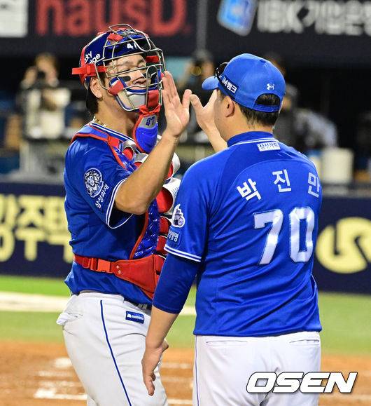 [OSEN=잠실, 지형준 기자] 삼성이 강민호, 후라도를 앞세워 이틀 전 꼴찌 키움 히어로즈에 당한 스윕패 충격을 극복했다.&nbsp;프로야구 삼성 라이온즈는 1일 서울 잠실구장에서 열린 2025 신한 SOL뱅크 KBO리그 두산 베어스와의 시즌 10번째 맞대결에서 4-1로 승리했다.삼성은 3연전 기선제압과 함께 최근 4연패, 원정 5연패에서 탈출하며 시즌 40승 1무 39패를 기록했다. 잠실구장 5연승에 성공. 반면 연승에 실패한 두산은 31승 3무 46패가 됐다.&nbsp;경기를 마치고 삼성 박진만 감독이 강민호와 승리 하이파이브를 하고 있다. 2025.07.01