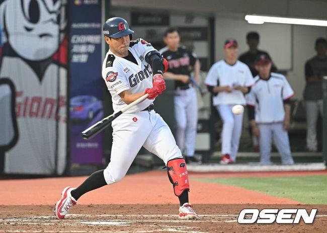 [OSEN=부산, 이석우 기자] 2일 부산 사직야구장에서 2025 신한 SOL 뱅크 KBO 리그 롯데 자이언츠와 LG 트윈스의 경기가 열렸다. 홈팀 롯데는 감보아가, 방문팀 LG는 임찬규가 선발 출전했다.롯데 자이언츠 전준우가 4회말 1사 1루 좌중월 2점 홈런을 치고 있다. 2025.07.02 / foto0307@osen.co.kr