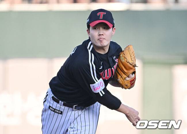 [OSEN=부산, 이석우 기자] 2일 부산 사직야구장에서 2025 신한 SOL 뱅크 KBO 리그 롯데 자이언츠와 LG 트윈스의 경기가 열렸다. 홈팀 롯데는 감보아가, 방문팀 LG는 임찬규가 선발 출전했다.LG 트윈스 선발 투수 임찬규가 역투하고 있다. 2025.07.02 / foto0307@osen.co.kr