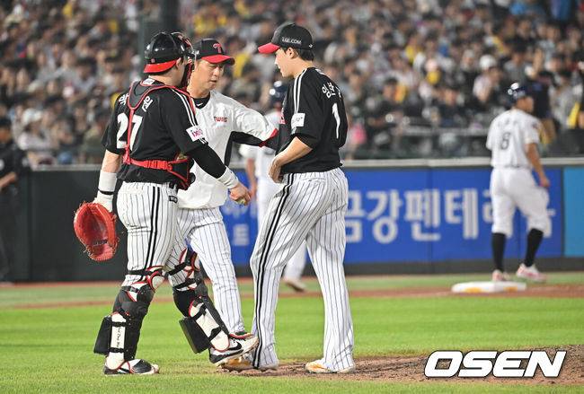 [OSEN=부산, 이석우 기자] 2일 부산 사직야구장에서 2025 신한 SOL 뱅크 KBO 리그 롯데 자이언츠와 LG 트윈스의 경기가 열렸다. 홈팀 롯데는 감보아가, 방문팀 LG는 임찬규가 선발 출전했다.LG 트윈스 임찬규가 6회말 2사 1,2루 롯데 자이언츠 김민성에게 좌익수 왼쪽 1타점 2루타를 맞고 교체되고 있다. 2025.07.02 / foto0307@osen.co.kr