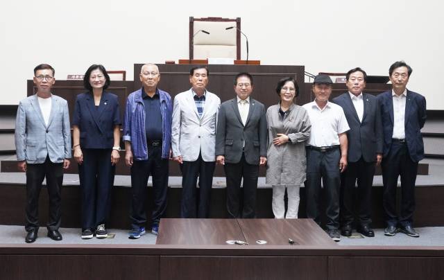 ▲경기 광주시의회 전현직 의장들은 1일 의장실에서 간담회를 갖고 시의회 발전 방향 등에 대해 논의했다. 간담회를 마친 전현직 의장들이 기념 촬영을 하고 있다. ⓒ 시의회