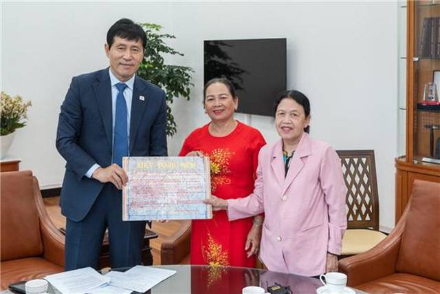 ▲지난 19일 하미학살 피해생존자 응우옌티탄(우)과 퐁니학살 피해생존자 응우옌티탄(가운데. 동명이인)이 이학영 국회부의장과의 면담에서 '하미 연꽃 비문 퍼즐'을 함께 맞췄다. ⓒ한베평화재단·박상환