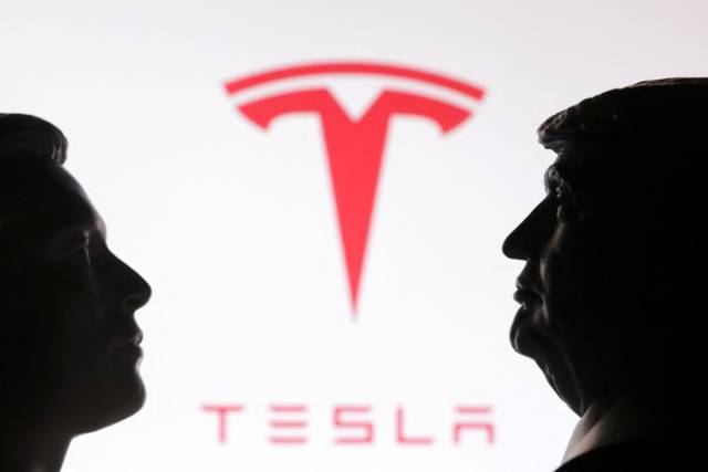 ▲1일(현지시간) 감세 법안을 두고 일론 머스크 테슬라(CEO)와 도널드 트럼프 미국 대통령의 불화가 재점화한 가운데, 두 사람을 본뜬 모형 사이에 테슬라 로고가 자리하고 있다. ⓒ로이터=연합뉴스