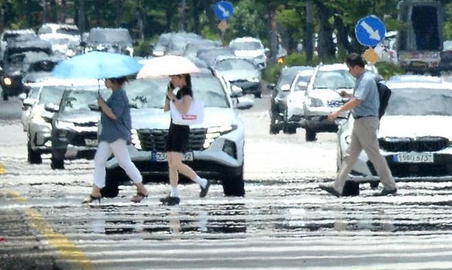 연일 무더위가 기승을 부리고 있는 1일 전북 전주시 완산구 효자로에 아지랑이가 피어오르고 있다. 뉴시스