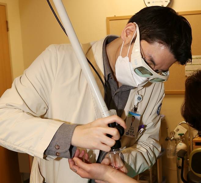 최종윤 서울성모병원 성형외과 교수가 흉터 치료하고 있는 모습. 서울성모병원 제공