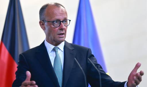 프리드리히 메르츠 독일 총리가 1일(현지시간) 베를린을 방문한 루크 프리덴 룩셈부르크&nbsp;총리와 정상회담을 마친 뒤 공동 기자회견 도중 발언하고 있다. EPA연합뉴스