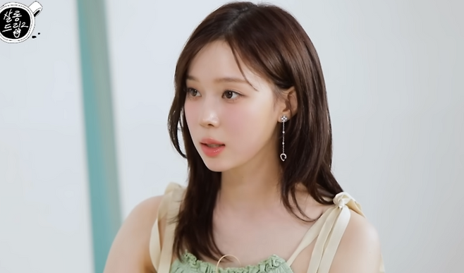 그룹 에스파 윈터가 지난 3월 빌보드 시상식 당시 발생했던 백스테이지 방송 사고의 뒷이야기를 전했다.&nbsp;유튜브 채널 ‘TEO 테오’ 캡처