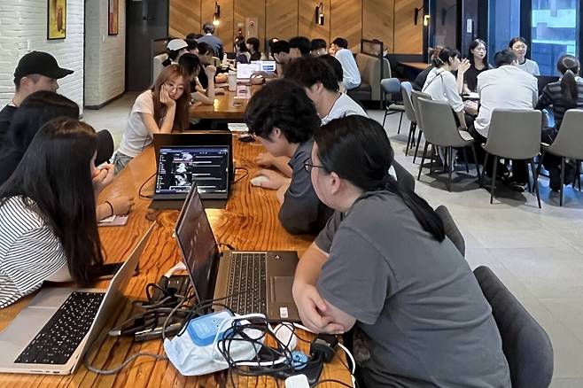 전북 고군산군도 선유도 일대에서 실습형 교육 프로그램인 ‘섬에서 계절학기’를 진행 중인 대학생들이 현지 자연·문화자원을 주제로 가상현실(VR)과 메타버스 콘텐츠로 제작하고 있다. 군산시 제공