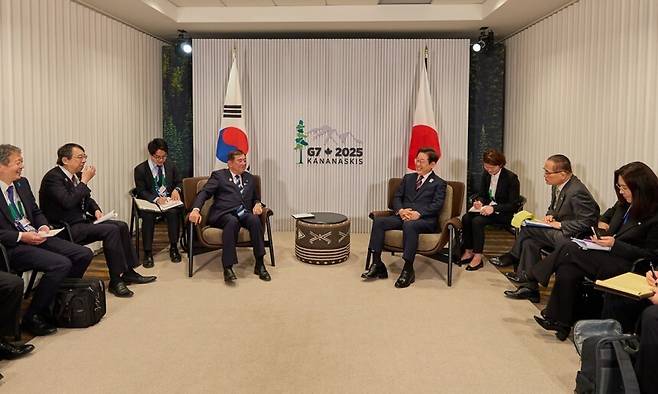 이재명 대통령이 지난달 17일(현지시간) 캐나다 앨버타주 캐내내스키스 주요 7개국(G7) 정상회의장에서 이시바 시게루 일본 총리와 한일 정상회담을 하고 있다. 연합뉴스