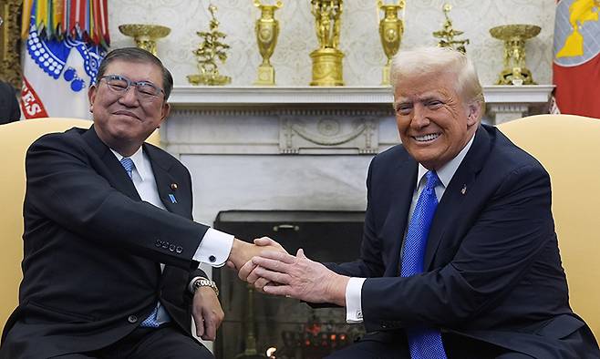 지난 2월 7일(현지시간) 미국 백악관에서 정상회담을 가진 이시바 시게루 일본 총리(왼쪽)와 도널드 트럼프 미국 대통령. AP연합뉴스