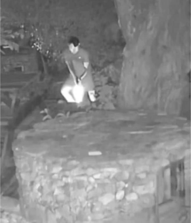 피해견들을 향해 비비탄 총을 쏘는 남성. 비글구조네트워크 SNS 갈무리