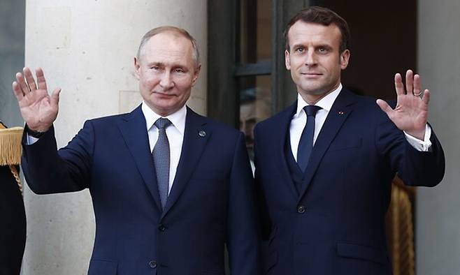 블라디미르 푸틴 러시아 대통령(왼쪽), 에마뉘엘 마크롱 프랑스 대통령. EPA연합뉴스