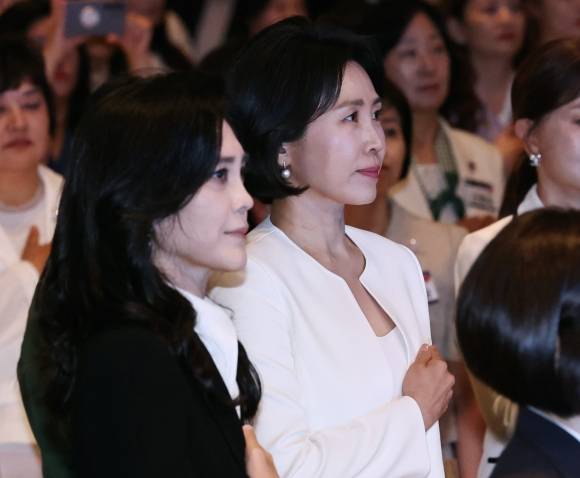 이재명 대통령의 배우자인 김혜경 여사와 이부진 호텔신라 사장이 1일 오후 서울 중구 신라호텔에서 열린 ‘제4회 여성기업주간 개막식’에 참석해 국기에 대한 경례를 하고 있다. 2025.7.1 뉴스1