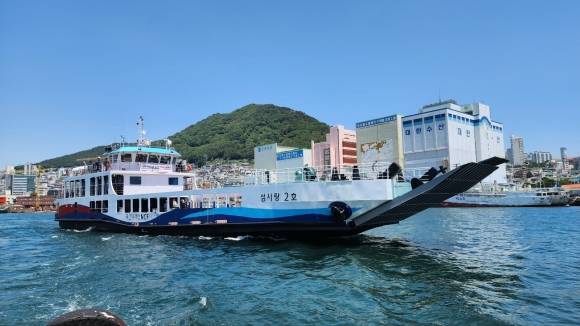 완도항에서 모도를 하루 3회 왕복하는 ‘섬사랑 2호’가 2일부터 운항을 시작했다.(목포지방해양수산청 제공)