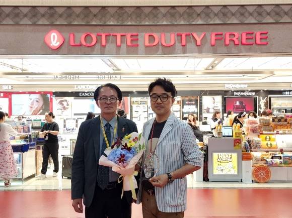 제주국제공항에서 쓰러진 70대 A씨를 신속한 심폐소생술로 구조한 의인은 롯데면세점 윤남호(오른쪽) 점장이 고승철 제주관광공사 사장으로부터 감사패를 받고 있다. 제주관광공사 제공