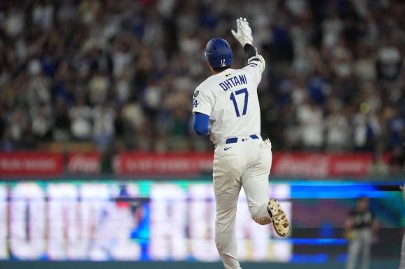로스앤젤레스 다저스 오타니 쇼헤이가 2일(한국시간) 미국 캘리포니아주 로스앤젤레스(LA) 다저스타디움에서 열린 2025 미국프로야구 메이저리그(MLB) 정규시즌 시카고 화이트삭스와의 홈 경기에서 홈런을 친 뒤 세레머니하고 있다. 로이터 연합뉴스