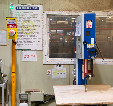 1일 경남 창원시 효성중공업 공장내에 효성중공업 협력업체인 성진테크윈이 설치한 엘마인즈 비명음성인식장치(왼쪽)가 설치돼 있다. 엘마인즈 제공