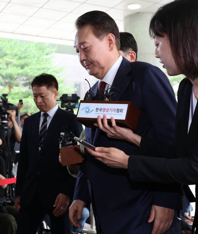 윤석열 전 대통령이 28일 12·3 비상계엄과 관련한 내란·외환 사건을 수사하는 조은석 특별검사팀에 조사를 받기 위해 서울 서초구 서울고등검찰청으로 들어가고 있다. 조태형 기자