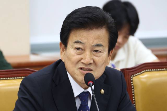 통일부 장관 후보자인 정동영 더불어민주당 의원이 26일 오전 서울 여의도 국회에서 열린 과학기술정보방송통신위원회 전체회의에서 발언하고 있다. 뉴스1