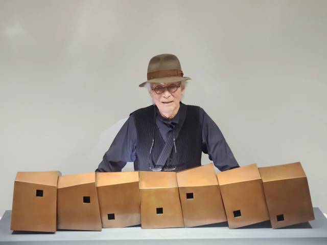 신작 ‘1000개의 찬란한 막고굴 시대 I’ 앞에서 포즈를 취하고 있는 엄태정 작가. 사진 제공=아라리오갤러리