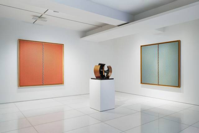 엄태정 작가의 만다라 연작과 '객정-춤(2014)' 조각이 전시된 모습 /제공=아라리오갤러리