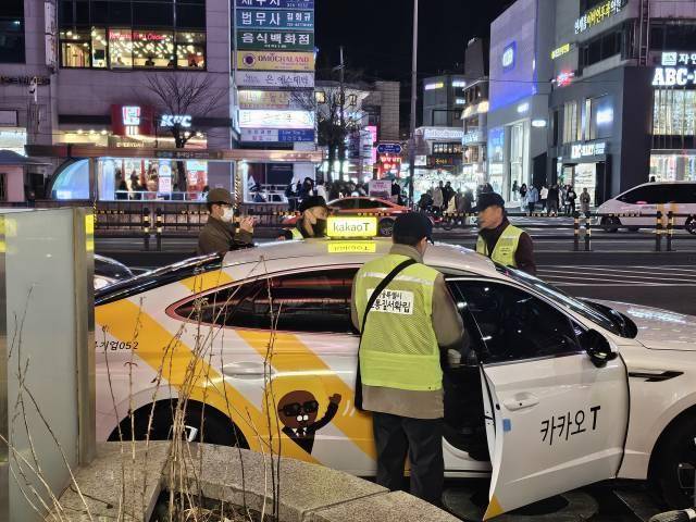 서울시 관계자들이 외국인 관광객을 대상으로 한 불법적인 택시를 단속하고 있다. 사진제공=서울시