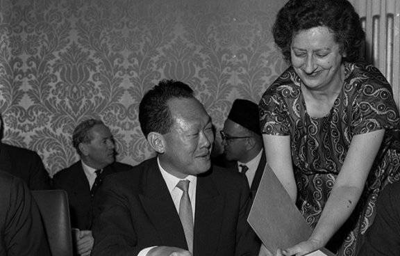 1963년 7월 말레이시아 연방 창설 협정서에 서명하는 리콴유 총리. Gettyimage