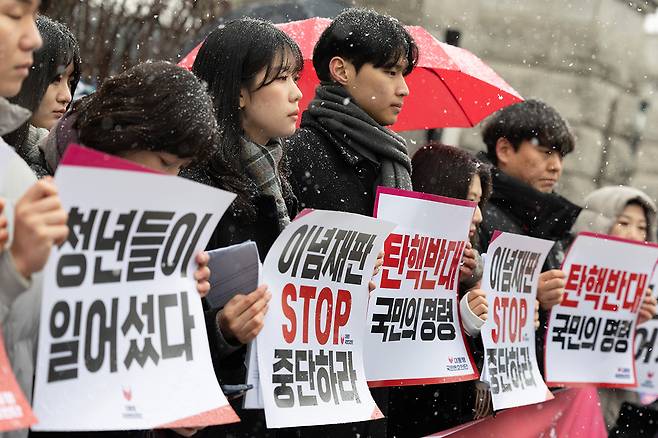 3월4일 서울 종로구 헌법재판소 앞에서 대통령국민변호인단 주최로 열린 기자회견에 참석한 청년들. ⓒ시사IN 이명익