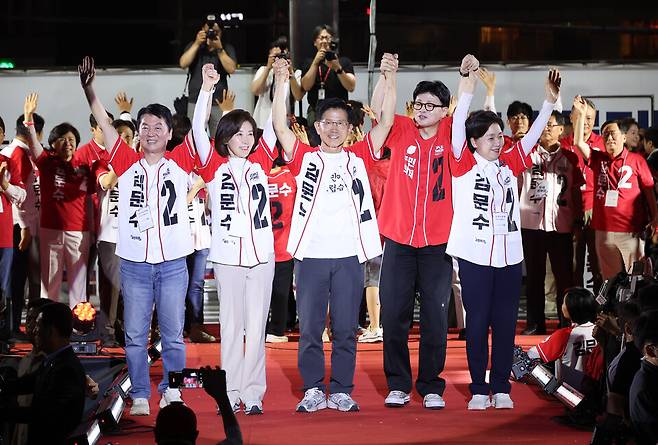 왼쪽부터 국민의힘 안철수 의원, 나경원 의원, 김문수 전 대선 후보, 한동훈 전 대표, 양향자 전 의원. ⓒ연합뉴스