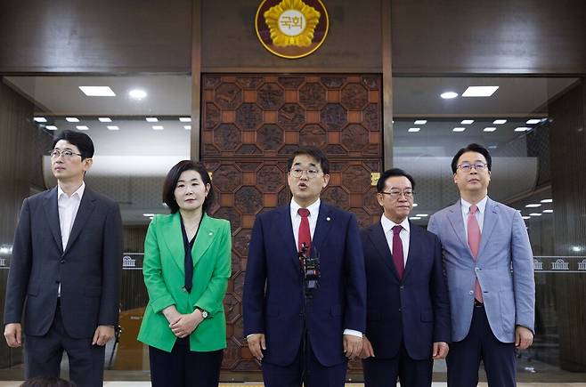 김민석 국무총리 후보자 인사청문특별위원회 국민의힘 간사를 맡고 있는 배준영 의원(가운데)이 26일 서울 여의도 국회 로텐더홀에서 기자회견을 하고 있다. ⓒ연합뉴스