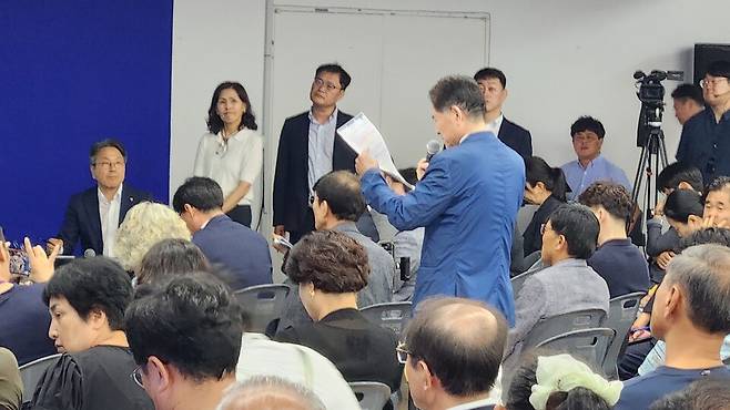 강기정 광주시장이 1일 오후 북구 광주비엔날레 거시기홀에서 열린 '호남고속도로 확장 사업 광주시민의 의견을 듣습니다' 시민 토론회에서 한 주민의 의견을 듣고 있다. ⓒ시사저널 정성환