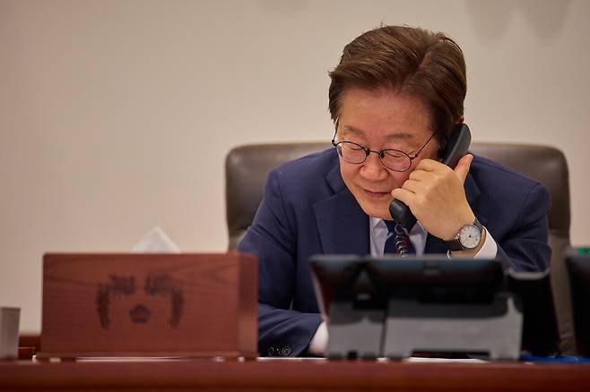 이재명 대통령이 7월1일 서울 용산 대통령실 청사 집무실에서 크리스토퍼 럭슨 뉴질랜드 총리와 전화 통화를 하고 있다. ⓒ연합뉴스