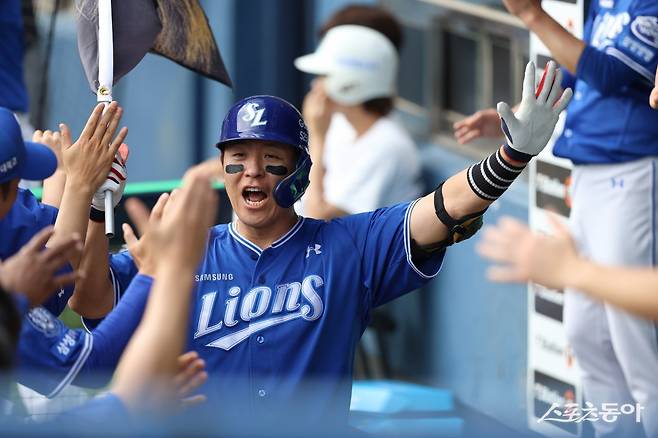 삼성 강민호(가운데)가 1일 잠실 두산전 2회초 2점홈런을 쳐낸 뒤 선수들과 하이파이브하고 있다. 사진제공｜삼성 라이온즈
