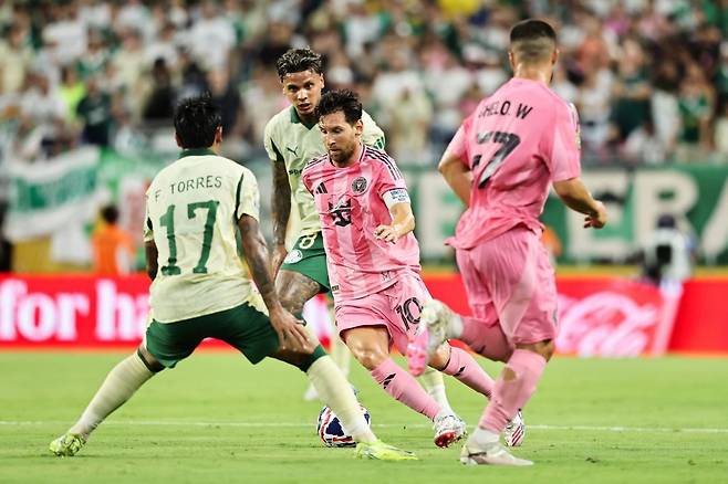 MLS 인터 마이애미에서 활약하는 리오넬 메시는 2026북중미월드컵에서 조국의 타이틀 수성에 힘을 보태기 위해 유럽 단기 복귀를 고려하고 있는 것으로 전해진다. 사진출처|FIFA 페이스북