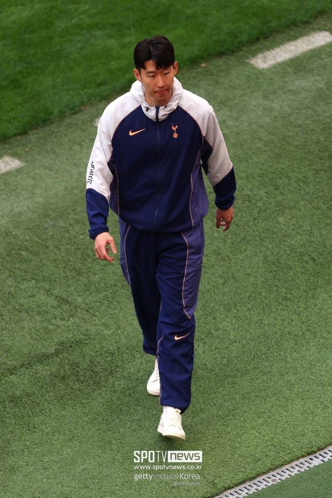 ▲ 이번 여름 손흥민은 또 다시 이적설 중심에 서 있다. '오일 머니'를 앞세운 사우디아라비아 구단이 2년 만에 다시 손흥민 영입을 위해 발벗고 나선 가운데 미국 메이저리그 사커 소속의 로스앤젤레스(LA) FC 역시 한국인 공격수를 향한 러브콜로 안갯속 국면에 돌입한 모양새다.