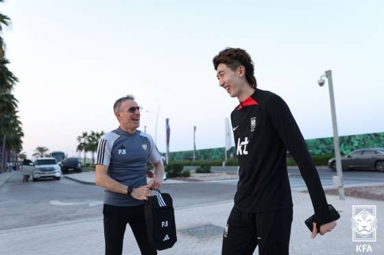 조현우(오른쪽)가 벤투 감독과 만나 활짝 웃어보이고 있다. /사진=대한축구협회 제공