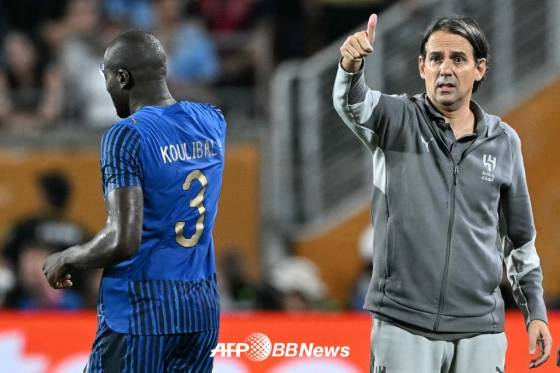 칼리두 쿨리발리(왼쪽)와 시모네 인자기 감독. /AFPBBNews=뉴스1