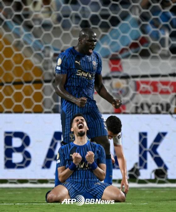 칼리두 쿨리발리(위)와 알리 라자미(아래)가 승리 직후 표호하고 있다. /AFPBBNews=뉴스1