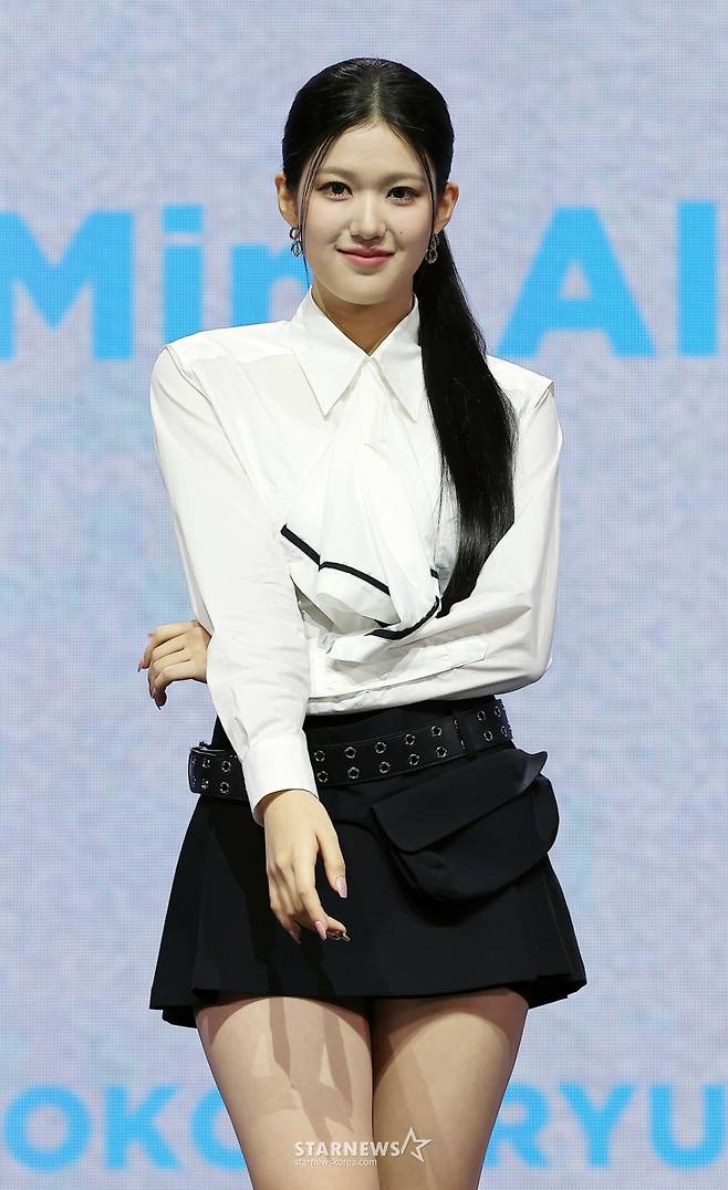 (서울=뉴스1) 김진환 기자 = 걸그룹 izna(이즈나)의 윤지윤이 25일 오후 서울 광진구 예스24라이브홀에서 열린 첫 번째 미니앨범 ‘N/a’ 발매 기념 쇼케이스에서 포즈를 취하고 있다.   이즈나는 Mnet 걸그룹 데뷔 서바이벌 ‘아이랜드2’를 통해 데뷔하며, 타이틀곡 'IZNA'는 세상 모두를 놀라게 하겠다는 포부를 느낄 수 있는 곡이다. 2024.11.25/뉴스1  Copyright (C) 뉴스1. All rights reserved. 무단 전재 및 재배포,  AI학습 이용 금지. /사진=(서울=뉴스1) 김진환 기자