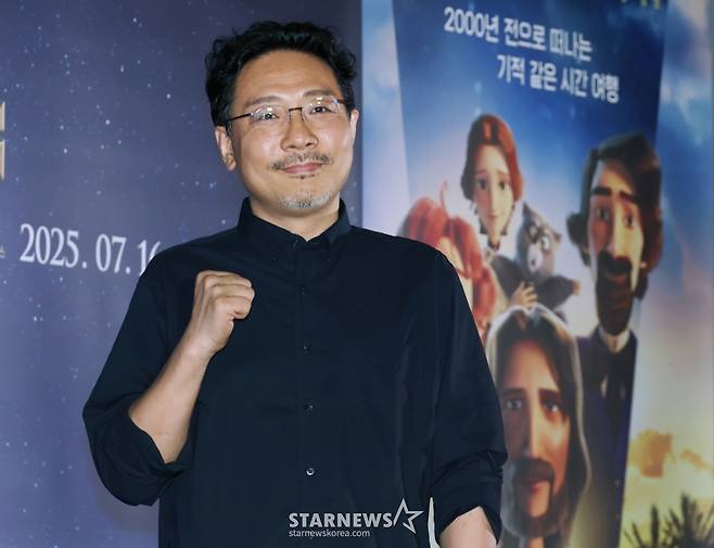 애니메이션 '킹 오브 킹스'의 장성호 감독이 2일 오후 서울 CGV용산아이파크몰에서 진행된 시사회에서 포즈를 취하고 있다.  '킹 오브 킹스'는 영국의 뛰어난 작가 찰스 디킨스가 막내아들 월터와 함께 2000년 전 가장 위대한 이야기 속으로 떠나는 여행을 그린 글로벌 흥행작 K-애니메이션으로 오는 16일 개봉한다. /2025.07.02 /사진=이동훈 photoguy@