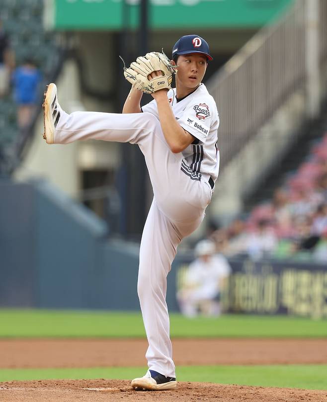 두산 베어스 신인투수 최민석이 1일 서울 잠실야구장에서 열린 삼성 라이온즈와의 홈경기에 선발 등판해 투구하고 있다. 두산 베어스