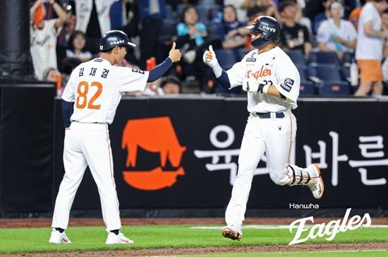 한화 이글스 내야수 채은성이 1일 대전 NC전에서 8회 말 승리에 쐐기를 박는 3점 홈런을 때렸다. 채은성은 상대 투수 주무기인 체인지업을 노려 시즌 12호 아치를 그렸다. 한화 이글스