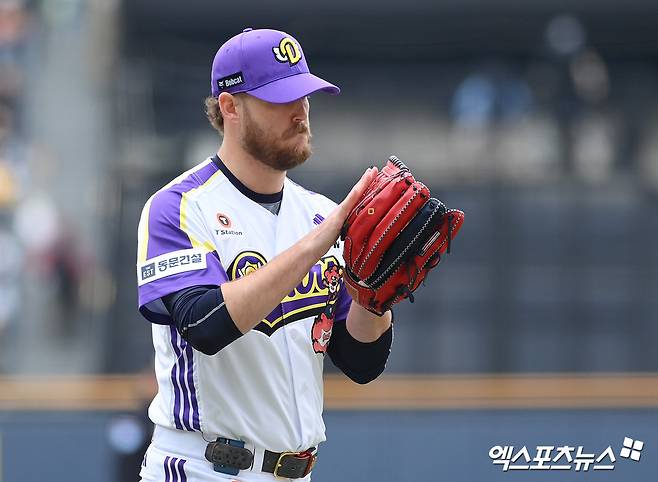 지난 5월 5일 오후 서울 잠실야구장에서 열린 '2025 신한 SOL Bank KBO리그' LG 트윈스와 두산 베어스의 경기, 1회초 두산 선발투수 콜어빈이 이닝을 마치고 더그아웃으로 향하며 박수를 치고 있다. 엑스포츠뉴스 DB