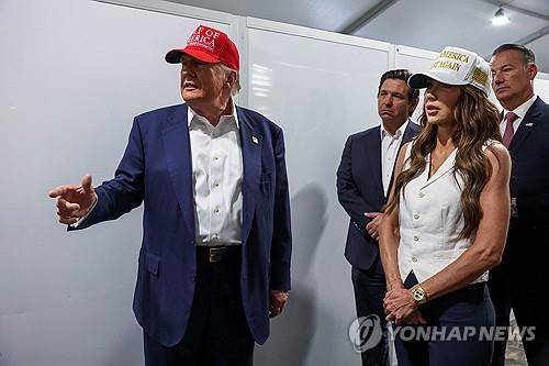 플로리다 불법이민자 구금시설 찾은 트럼프 대통령(왼쪽) [로이터=연합뉴스 재판매 및 DB금지]