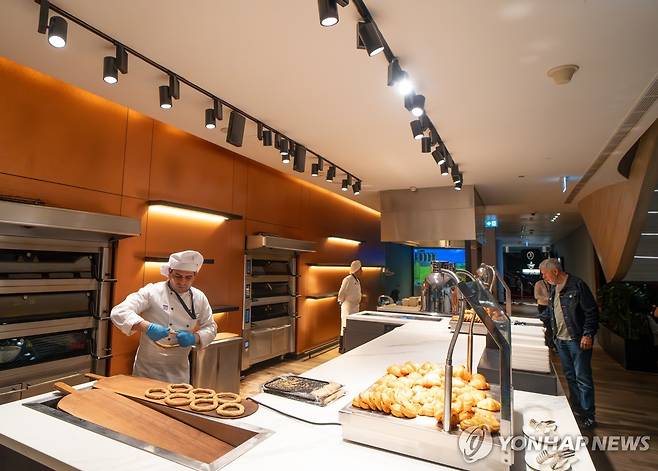 요리사가 근무하는 터키항공 비즈니스 라운지 [사진/성연재 기자]