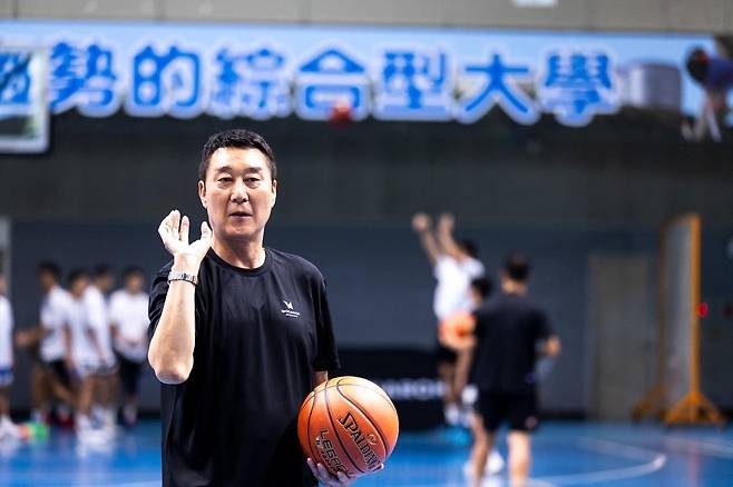 선수들 지도하는 이충희 전 부회장 [모나크 제공. 재판매 및 DB 금지]