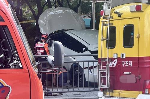 서울 상암동 도로서 SUV가 인도 돌진…차량 깔린 남성 사망 [독자 제공. 재판매 및 DB 금지]